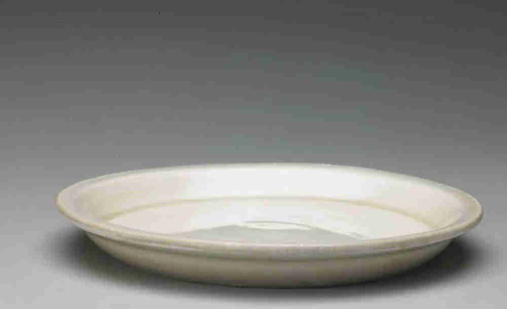 北宋時(shí)期定窯白釉描金折沿盤(pán)，展現(xiàn)了定窯高超的描金技術(shù).jpg