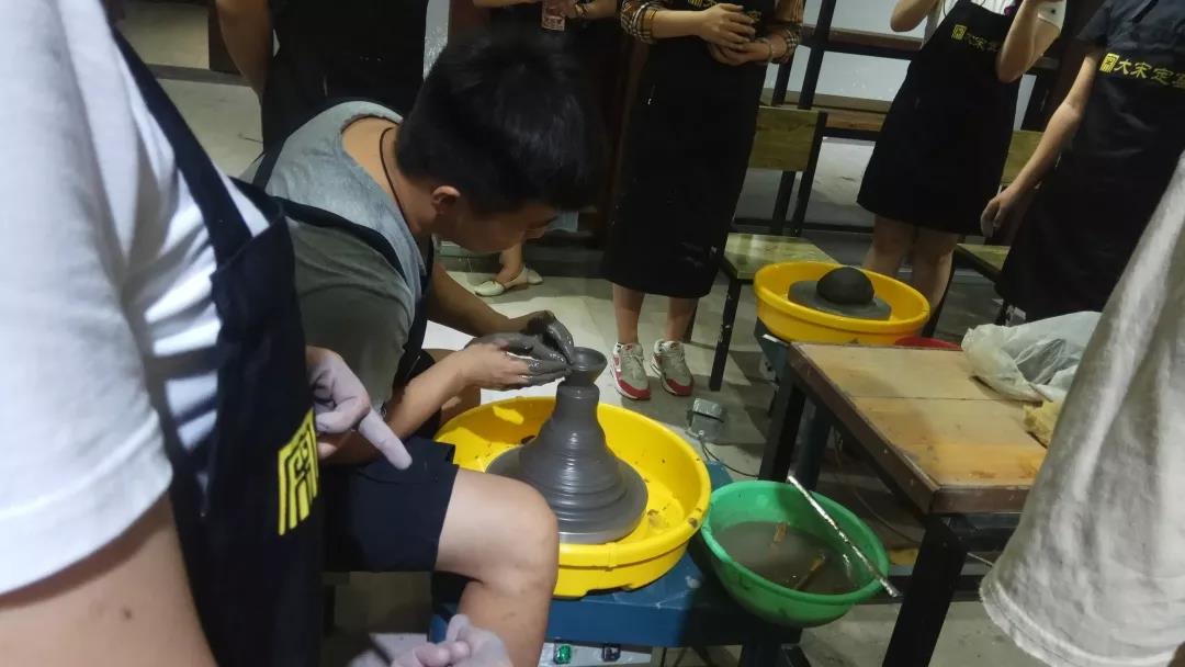 旋轉(zhuǎn)的藝術(shù)——大宋定窯傳統(tǒng)拉坯體驗活動(圖2)