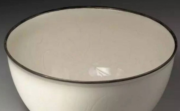 宋代定窯定瓷胎質(zhì)顏色是白凈而略顯微黃