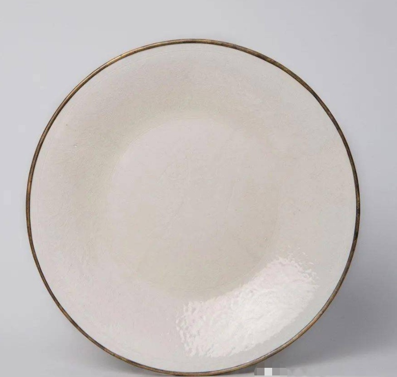 雍正時(shí)期仿定窯之作，與臺(tái)北故宮收藏的宋代定窯白釉雙魚盤十分相似