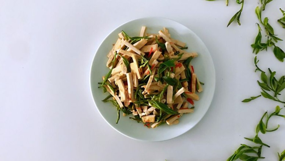 菜內(nèi)加入新鮮茶葉，春天里最清新淡雅的味道