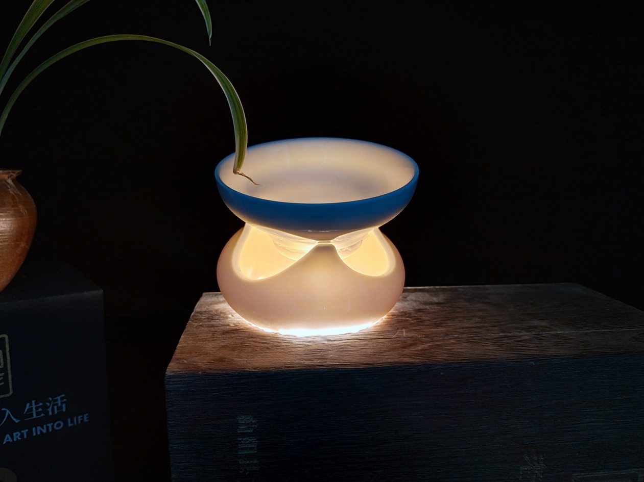 暖光下，大宋定窯設(shè)計的新品茶漏溫潤如玉