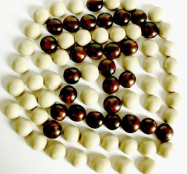 唐代定窯圍棋，其中黑棋子為黑定雛形