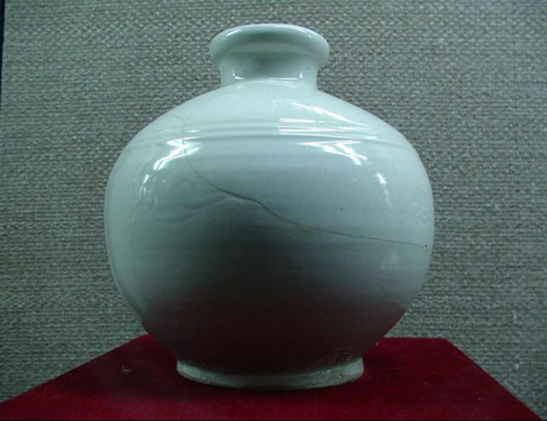 收藏于定州博物館的白釉劃花朵云紋球形瓶，瓶身上有明顯修復的痕跡