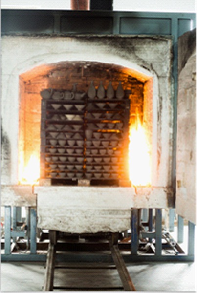 經(jīng)過窯火的高溫?zé)?，精美的定瓷茶器最終將呈現(xiàn)在我們眼前